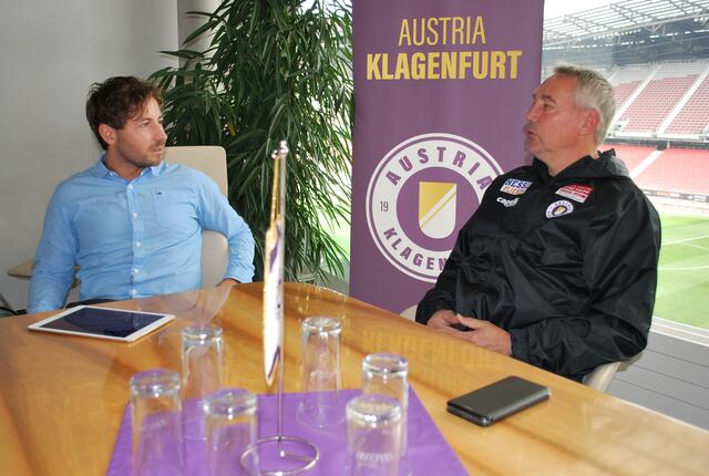 Woche-Redakteur Lukas Moser im Gespräch mit Peter Pacult.  | Foto: MeinBezirk.at