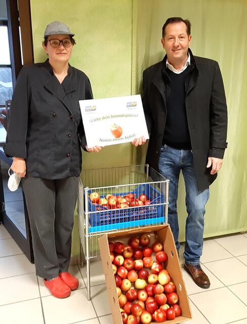 Schulköchin Susi Huemer und Bürgermeister Kurt Pawluk freuen sich über das frische Obst für die Kinder.  | Foto: Gemeinde Roßleithen