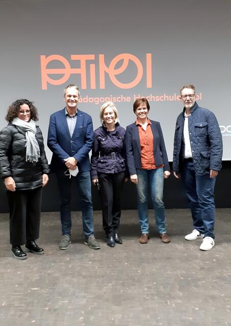 v.l.n.r: Jeannette Hausberger (Bildungsdirektion), Thomas Schöpf (Rektor), Regine Mathies (Projektleitung), Heike Welte (Projektleitung), Klaus Schuchter (Bildungsdirektion) freuen sich über den erfolgreichen Abschluss des Projekts.
 | Foto: PHT