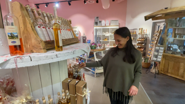 Doris Nairz führt im Video durch ihr Geschäft "Holz und schenken mit Herz." | Foto: Lair
