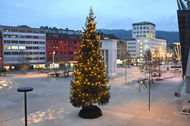 Eine Kitzbüheler Fichte sorgt am Eduard-Wallnöfer-Platz für weihnachtlichen Glanz. | Foto: Land/Reichkendler