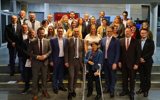 Der neue Gemeinderat von Pregarten mit Bezirkshauptfrau Andrea Außerweger. | Foto: Stadtgemeinde Pregarten