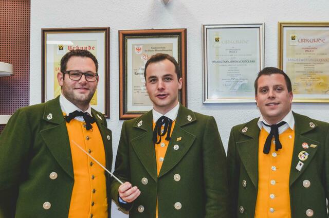 Michael Schöpf bei der symbolischen Taktstockübergabe an den neuen Prutzer Kapellmeister Martin Scheiring, gemeinsam mit Obmann Christian Streng (v.li.) | Foto: MK Prutz