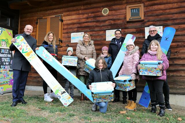 Die kreativ designten Sieger-Snowboards präsentierten Bildungsdirektor Heinz Zitz, Olympiasiegerin Julia Dujmovits, Bildungslandesrätin Daniela Winkler, Energie-Burgenland-Vorstand Stephan Sharma und Künstler Wilfried Ploderer (von links) mit den fünf Preisträger-Kindern.