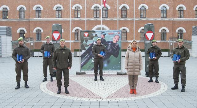 Zugsführer Thomas Zajac, Zugsführer Gernot Rumpler, Kommandant Heeressportzentrum Oberst Christian Krammer, Zugsführer David Brandl, Zugsführer Gregor Raggl und Zugsführer Gernot Ymsén | Foto: Bundesheer/Gunter Pusch