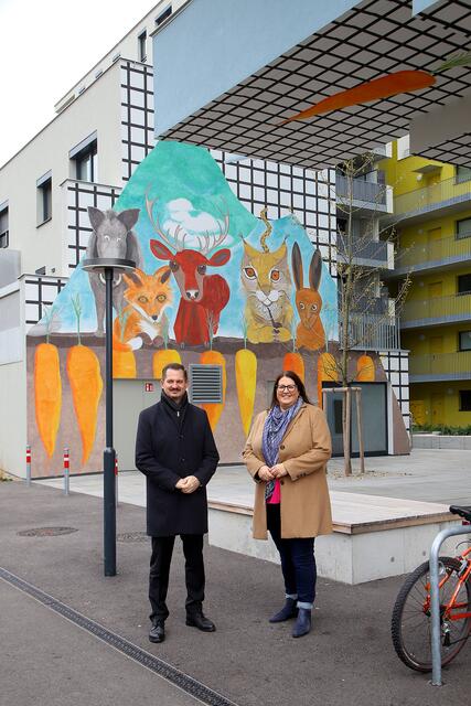Bezirksvorsteher Marcus Franz und Vizebürgermeisterin Kathrin Gaàl zeigen sich über das Wandgemälde sehr erfreut. | Foto: Martin Votava/PID