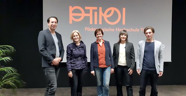 v.l.n.r.: Bernd Gössling (Universität Innsbruck) und das Projektteam: Regine Mathies (PH Tirol), Heike Welte (Universität Innsbruck), Bettina Dimai (PH Tirol) und Mario Vötsch (PH Tirol)
 | Foto: PHT