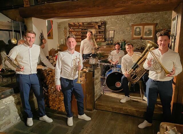 Die mehrfach musikalisch ausgezeichneten BRASS BOYS spielen im Hatzhof in Lainach den berühmten Weihnachtsklassiker „Let it Snow“. | Foto: privat