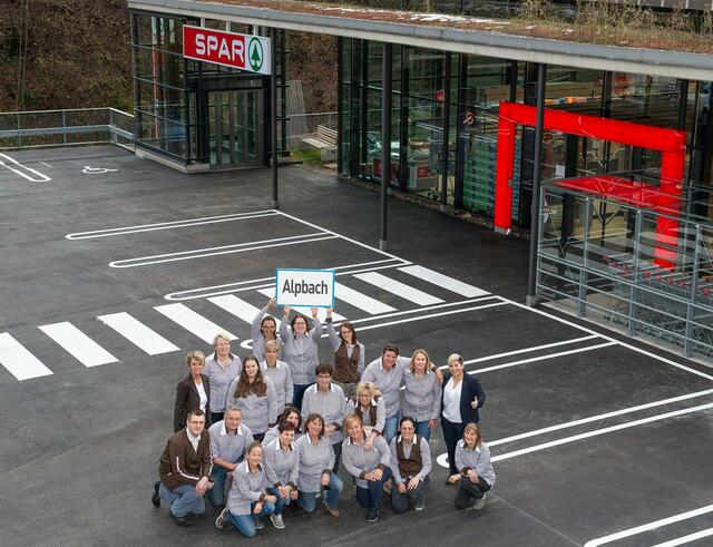 Das bewährte Team in Alpbach freut sich über die Wiedereröffnung des Spar-Supermarktes, die am 11. November gefeiert wurde.  | Foto: Spar