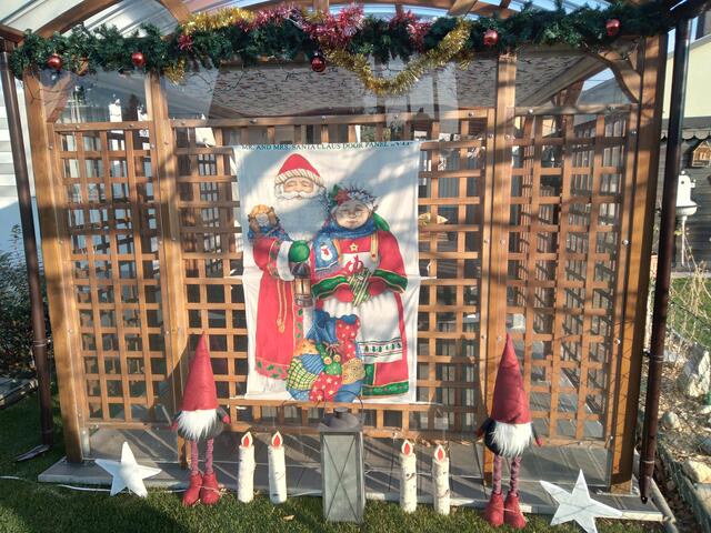 Bei bz-Leserin Erika Horak warten Herr und Frau Weihnachtsmann schon bei der Eingangstür.