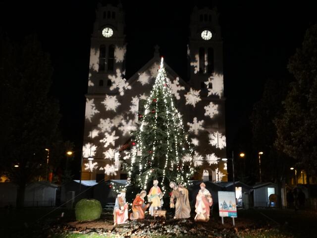 Am Enkplatz kann man zur dunklen Stunde die Krippe in einem wahren Lichtermeer erleben.