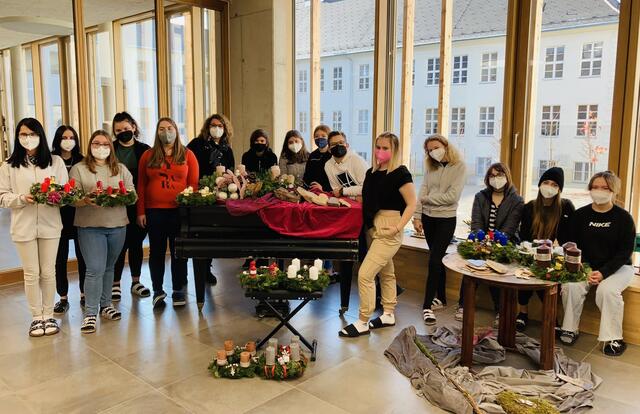 Das Binden der Adventkränze gehört an der Schule seit Jahren einfach dazu.