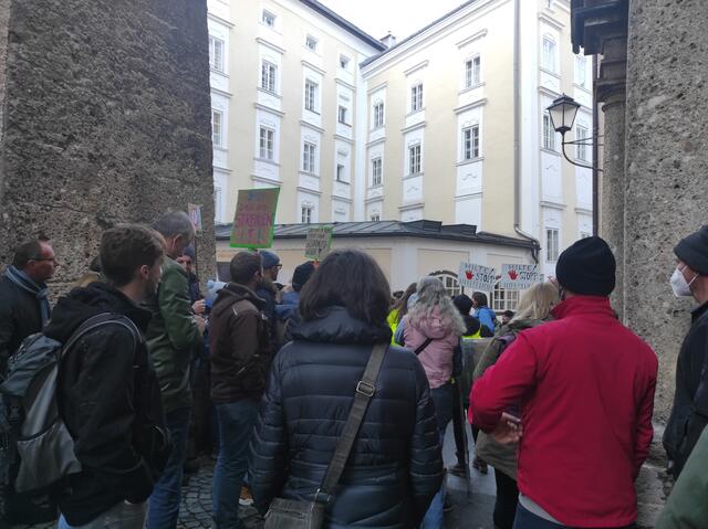 Der Chiemseehof bei der Salzburger Landesregierung füllt sich von allen Seiten mit Demonstranten.  | Foto: Johanna Janisch