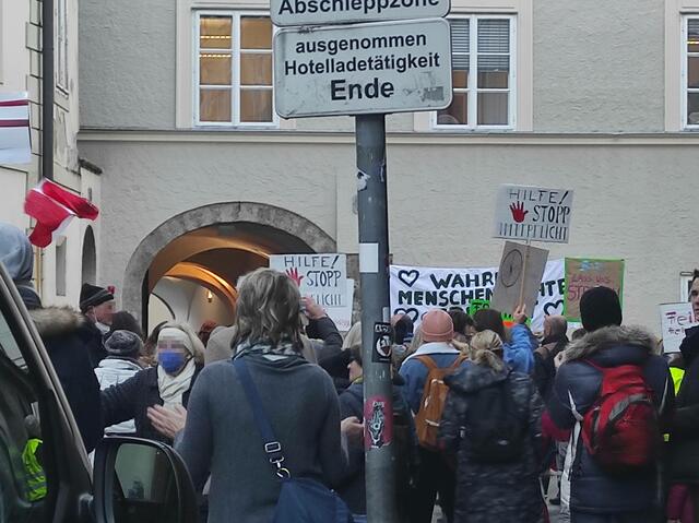 Die Stimmung beim Chiemseehof soll laut Augenzeugen "aufgeheizt" sein.  | Foto: Johanna Janisch