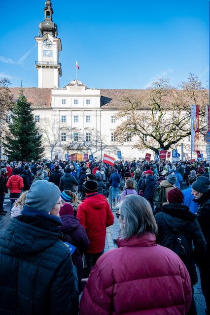 Die Landhaustore wurden vorsichtshalber verschlossen. | Foto: fotokerschi.at