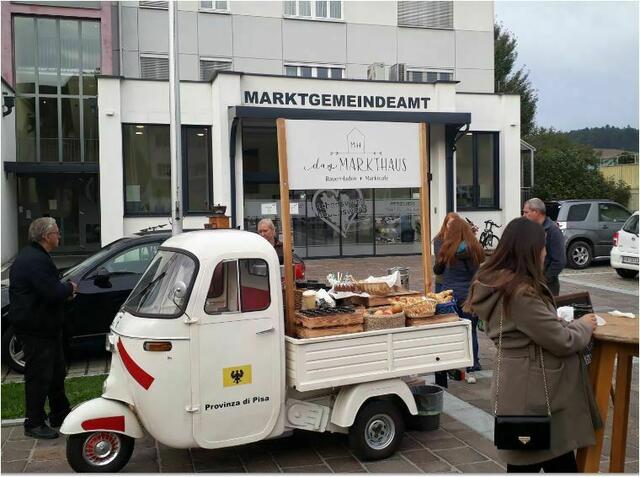 Der mobile Verkaufsladen auf "Francesca" von Kathrin Haas und Sandra Schwarzl mit regionalen Produkten ist bei den Gnasern sehr gut angekommen.