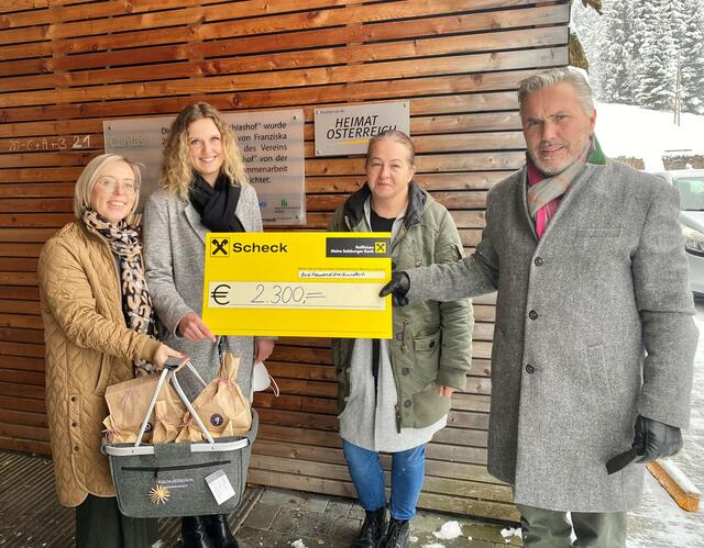 Im Bild v.l.n.r. Hildegund Schirlbauer und Lisa Höfner vom Tourismusverband Fuschlseeregion, Martina Brandstätter vom Mathiashof, Franz Vogl, Bgm. Fuschl am See.