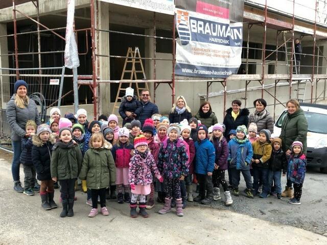 Freude bei St. Marienkirchens Nachwuchs: Für die Kinder wird gerade ein neuer Kindergarten in der Gemeinde gebaut, der im September 2022 eröffnet werden soll. Bei einer Baustellenbesichtigung beantwortete der Bürgermeister Fragen der Kleinsten. | Foto: Gemeinde St. Marienkirchen