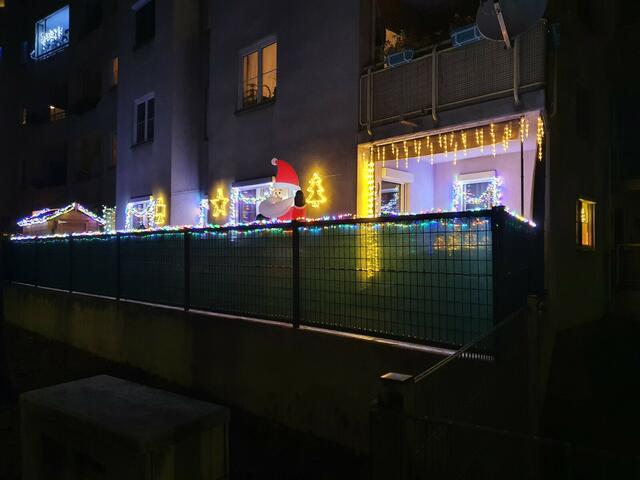 Die Terrasse von bz-Leserin Anita Müller erstrahlt in einem wahren Lichterglanz. Dazwischen winkt der Weihnachtsmann den Leuten freundlich zu.