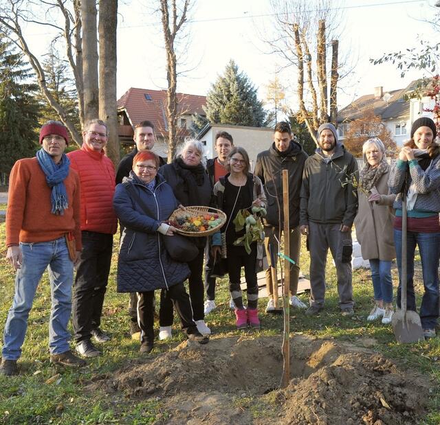 Die Pflanzung wurde von einer Einladung des benachbarten Jugendzentrums Strebersdorf zu Bratkartoffeln, Kürbis, Maroni und alkoholfreiem Punsch umrahmt. 
(Foto wurde vor dem Lockdown aufgenommen) | Foto: BV21
