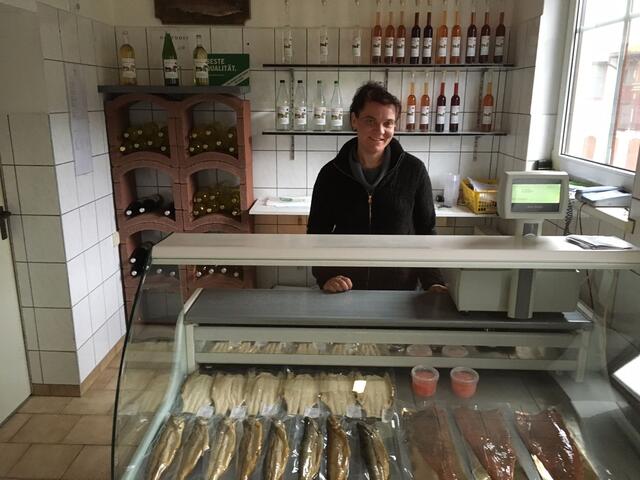 Martina Piringer vor der Fischtheke.