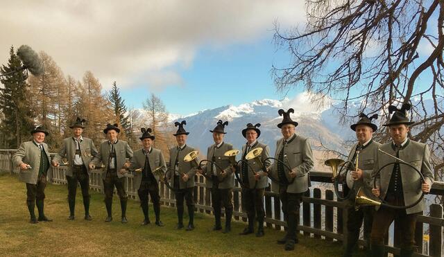 Die "Flattacher Jagdhornbläser" spielten am "Materle" hoch über Rangersdorf das Stück "Die Jäger kommen" von Huby Mayer. | Foto: privat