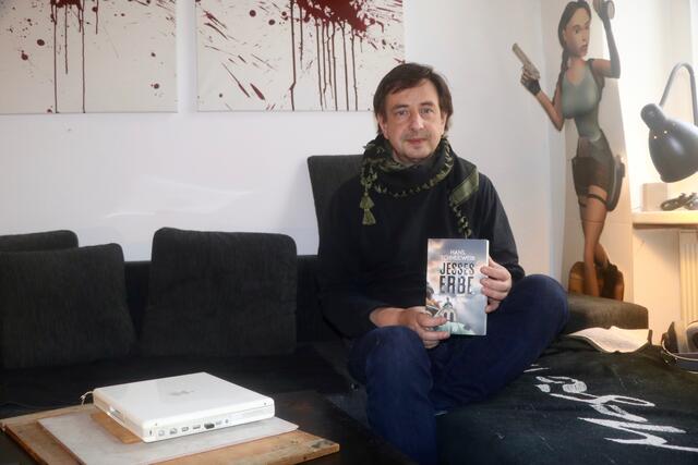 Hans Schneeweiß mit seinem ersten Krimi "Jesses Erbe". Eineinhalb Jahre lang hat der Leopoldstädter an seinem Werk geschrieben. | Foto: Ulrike Kozeschnik-Schlick