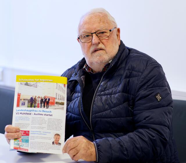 Johann Lackner mit dem Artikel in der ÖVP-Zeitung, der ihm sauer aufstößt.