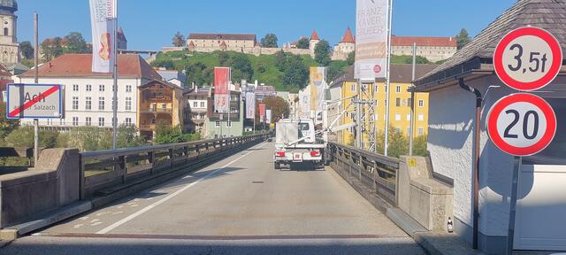 Bis zur Mitte der Brücke gilt keine Einbahnregelung, danach ist die Situation ungeklärt. Mitglieder der Bürgerinitiative vermuten, dass nach geltendem Recht die Einbahn erst ab dem Ortsschild Burghausen gilt und dann nur für maximal einen Meter. | Foto: Weinberger