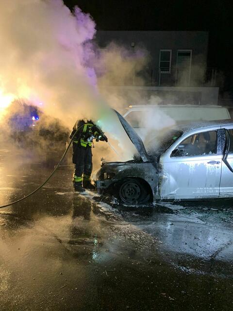 Löschangriff in Motorraum | Foto: FF-Freindorf - Schreil Ch. / Becker S.