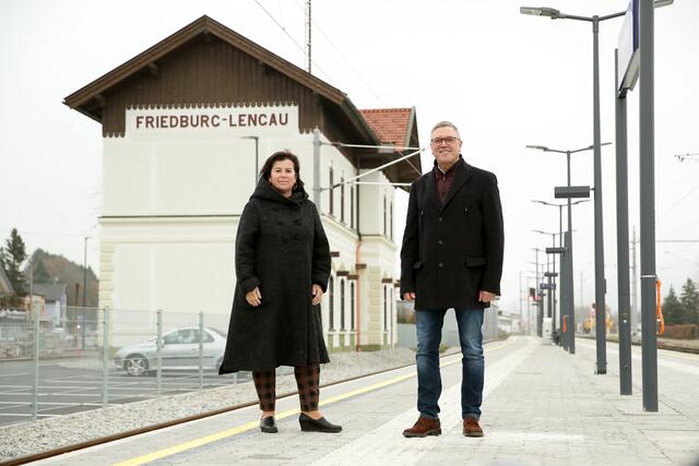 Der Bahnhof Friedburg ist ab 12. Dezember 2021 ein Knotenpunkt des öffentlichen Verkehrs. Im Bild: Landesrätin Birgit Gerstorfer und Bürgermeister Erich Rippl. | Foto: Denise Stinglmayr