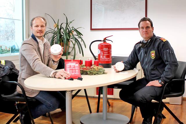 Vizebürgermeister Johannes Anzengruber und Branddirektor Helmut Hager sind sich sicher: Löschdecke, Rauchmelder und Feuerlöscher sollten speziell in der Weihnachtszeit stets griffbereit sein. | Foto:  Stadt Innsbruck/R.Wex