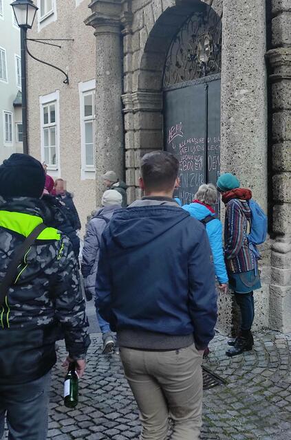 Im Internet wurde zum "friedlichen Widerstand" aufgerufen, aber vor Ort wurde nicht vor Vandalismus  zurückgeschreckt.  | Foto: Johanna Janisch