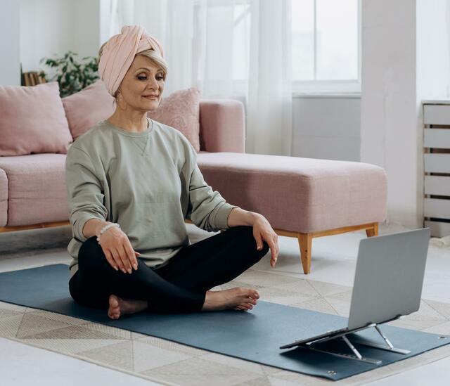 Von Gymnastik über Salsa bis Tratschen: Montag bis Freitag bieten die Wiener Pensionistenklubs viele kostenlose Online-Angebot. | Foto: Mikhail Nilov/ Pexels