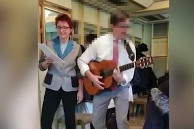 Aus dem Skandalvideo der Umweltabteilung: Die Schmählieder über besorgte Bürger waren offenbar in der Abteilung gut vorbereitet worden.