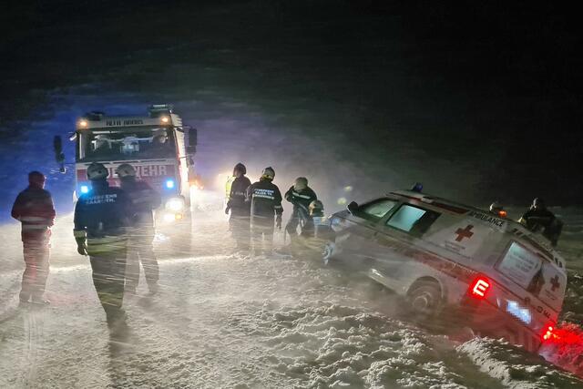 Bei der Siedlung Linde rutschte ein Fahrzeug des Roten Kreuzes in den Graben. | Foto: FF Raabs