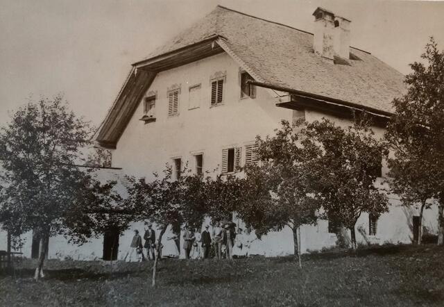 Der Seewalchner Pfarrhof im Jahr 1870. 1804 lud der Pfarrer die Kinder hierher zur Pockenimpfung ein.
