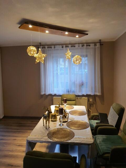 Im Wohnzimmer von bz-Leserin Anita Kainz kann unter herabhängenden Sternen ein genüssliches Weihnachtsmahl verzehrt werden.