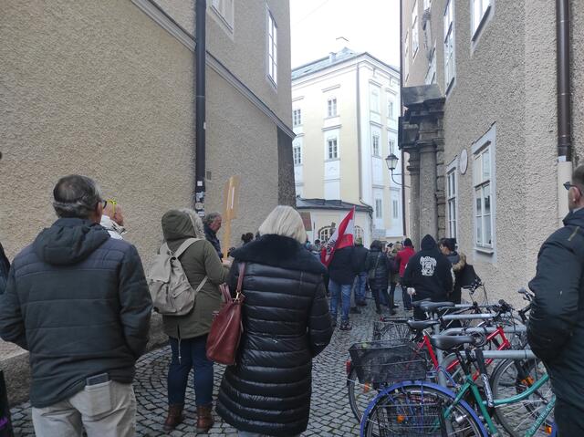 Die Menschen strömen zur Demo. | Foto: Johanna Janisch