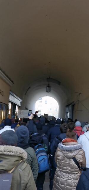 Die Demo auf den Weg zum Universitätsplatz in der Salzburger Innenstadt.  | Foto: BB