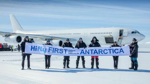 Ein A-340 bzw. eine A-340 ist das erste Mal in der Antarktis gelandet. 23 Passagiere waren an Bord. Diese Type könnte ca. 260 Passagiere befördern. | Foto: High Fly (Foto: Marc Bow)