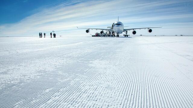 Extra Rillen vom Schneemobil erzeugt, für eine bessere Haftung der Räder für die Landung, den Start und für das "Rollen". | Foto: Marc Bow, FlyHigh