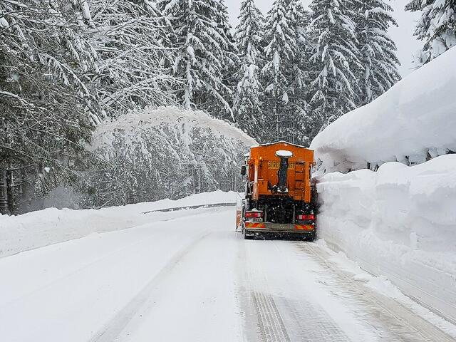 Starke, anhaltende Schneefälle wie im Jänner 2019 stellen die Mitarbeiter des Straßenerhaltungsdienstes vor große Herausforderungen.