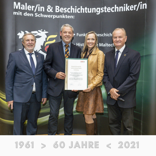 Ehrung vom Landesinnungsmeister Hannes Koudelka: Seit drei Generationen begleitet die Firma Stranzl Menschen dabei, (Lebens-) Räume zu gestalten  | Foto: Foto Fischer/Graz