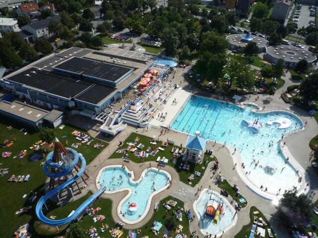 So sah das Simmeringer Bad bisher von oben aus. Künftig wird es ein größeres Kinderbecken, einen neuen Wasserspielpark und ein Lehrschwimmbecken geben.