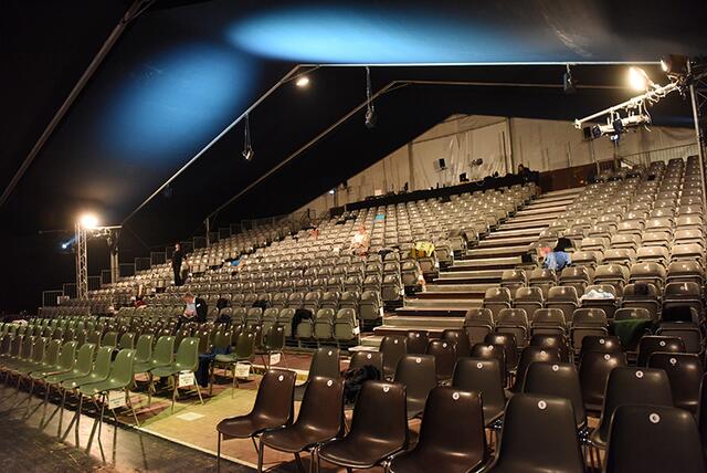 Noch ist das Theaterzelt leer. Das Sommerprogramm steht jedoch.