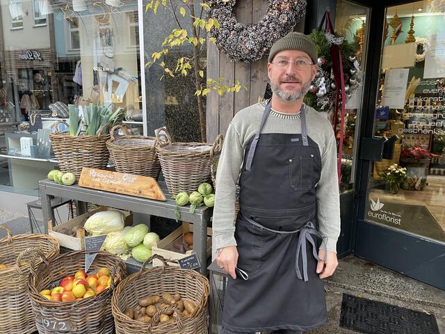 Blumen und Gemüse bietet Michael Strangl auf der Meidlinger Hauptstraße mit "click & collect" an.