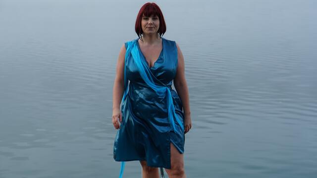 Nass-kalte Angelegenheit. Daniela Flickentanz beim Videodreh am Weissensee.