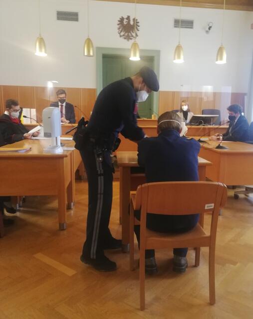 Der Angeklagte soll mit Ziegelsteinen nach seiner Frau geworfen haben.