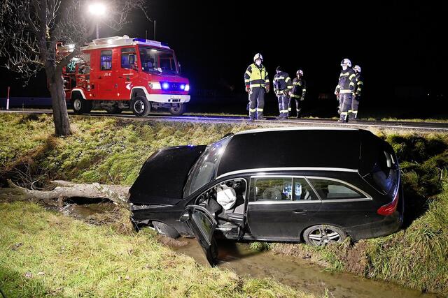 Das Unfallauto kam in einem Graben zum Stehen.